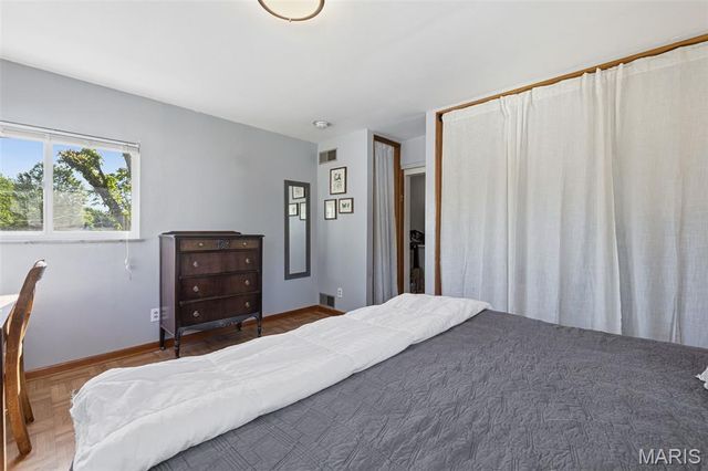 9233 Southview Lane, St Louis, MO 63123