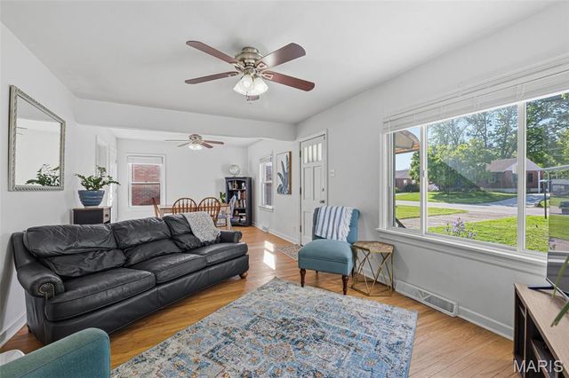 9233 Southview Lane, St Louis, MO 63123