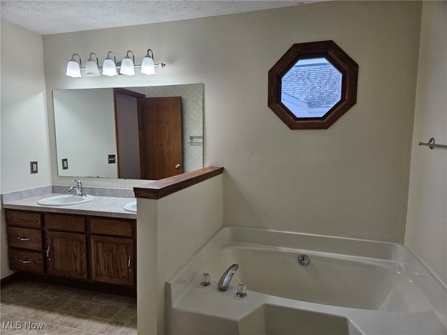 496 Helena Drive, Tallmadge, OH 44278