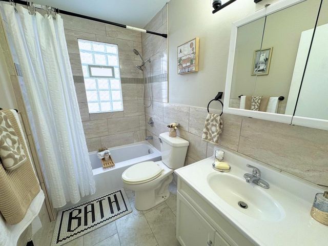 5239 N 63rd STREET, Milwaukee, WI 53218