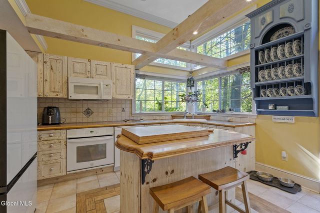 13 Tracey Court, Troy, NY 12180