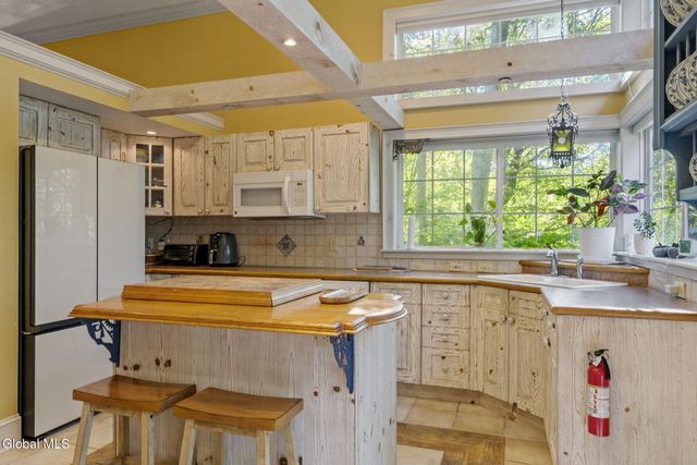 13 Tracey Court, Troy, NY 12180