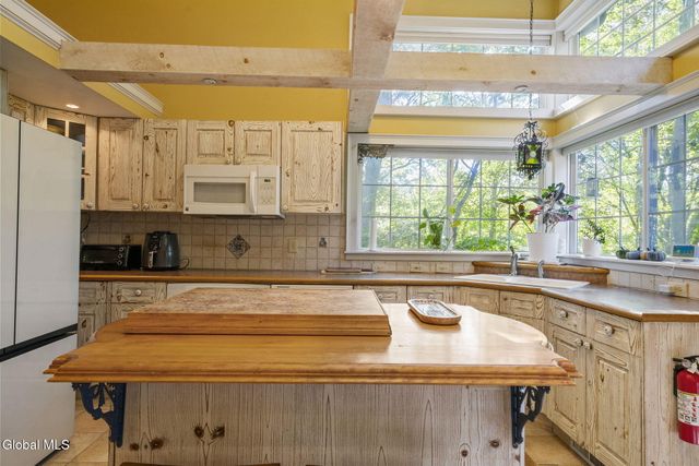 13 Tracey Court, Troy, NY 12180