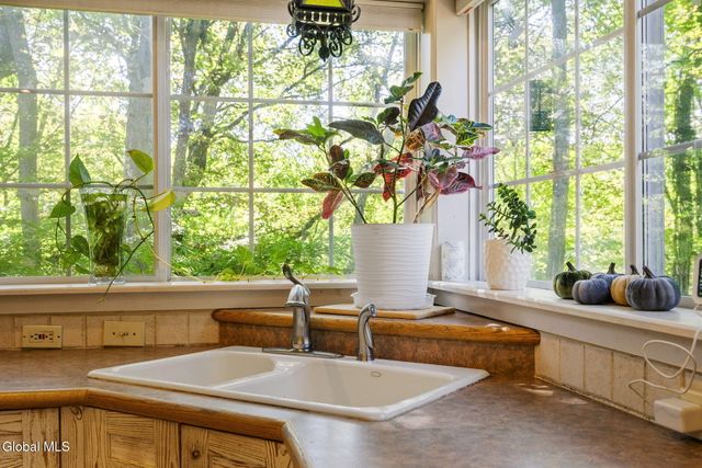 13 Tracey Court, Troy, NY 12180