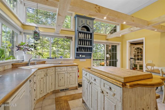 13 Tracey Court, Troy, NY 12180