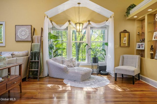 13 Tracey Court, Troy, NY 12180