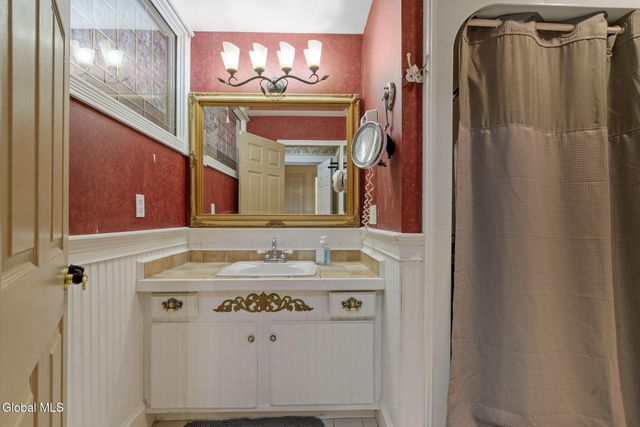 13 Tracey Court, Troy, NY 12180