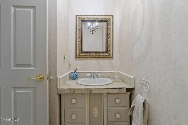 13 Tracey Court, Troy, NY 12180