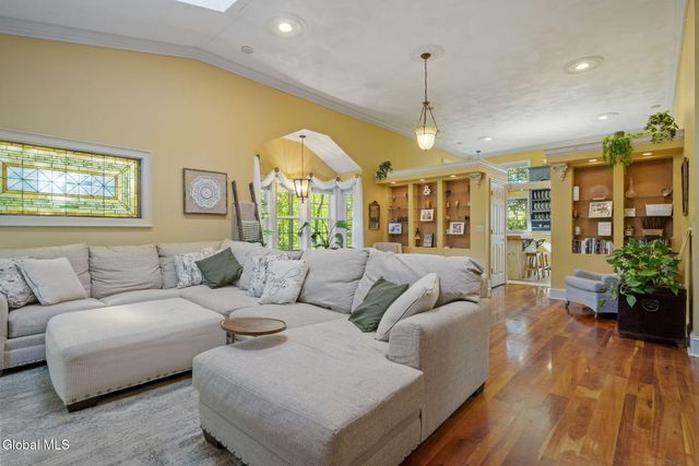 13 Tracey Court, Troy, NY 12180