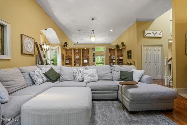 13 Tracey Court, Troy, NY 12180