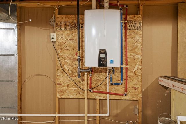 13 Tracey Court, Troy, NY 12180