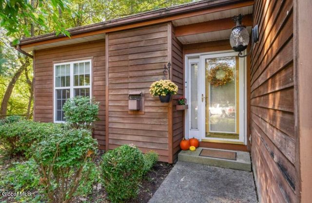 13 Tracey Court, Troy, NY 12180