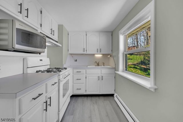 28 Oriole Rd, Jefferson Twp., NJ 07438