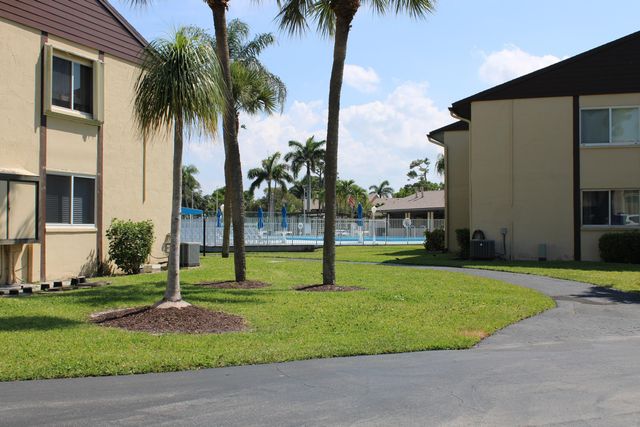 327 Pine Ridge Circle B-2, Greenacres, FL 33463