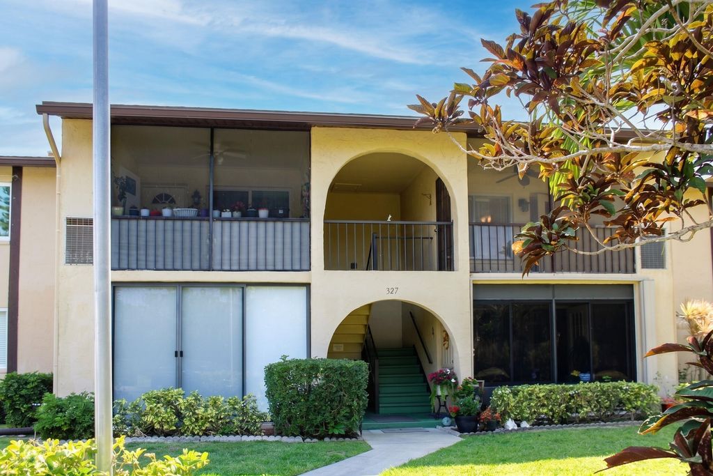 327 Pine Ridge Circle B-2, Greenacres, FL 33463