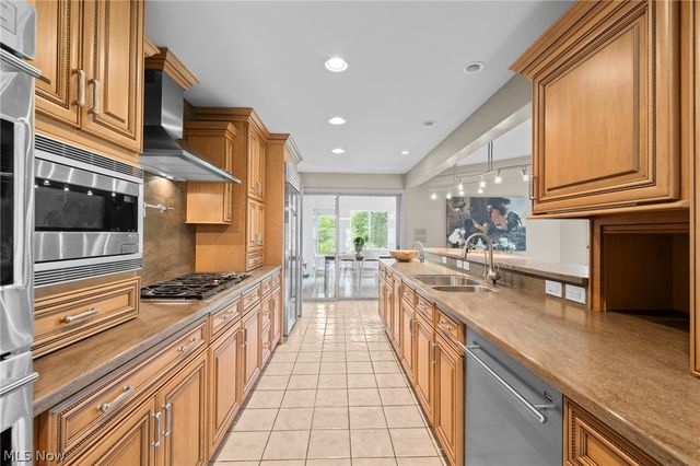 17571 Merry Oaks Trail, Chagrin Falls, OH 44023