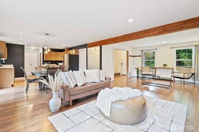 22085 Seavista Drive NE, Poulsbo, WA 98370