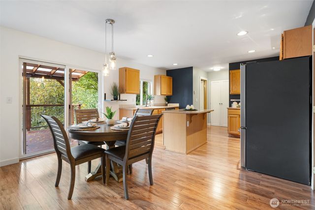 22085 Seavista Drive NE, Poulsbo, WA 98370