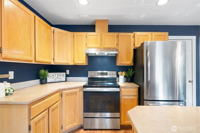 22085 Seavista Drive NE, Poulsbo, WA 98370