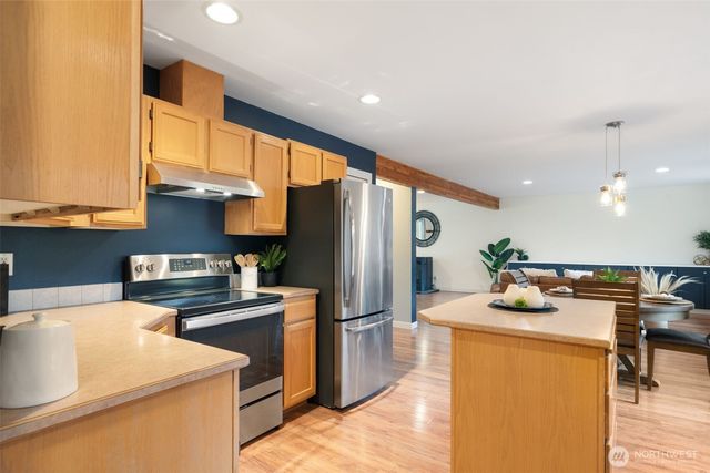 22085 Seavista Drive NE, Poulsbo, WA 98370