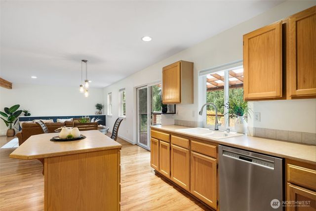 22085 Seavista Drive NE, Poulsbo, WA 98370