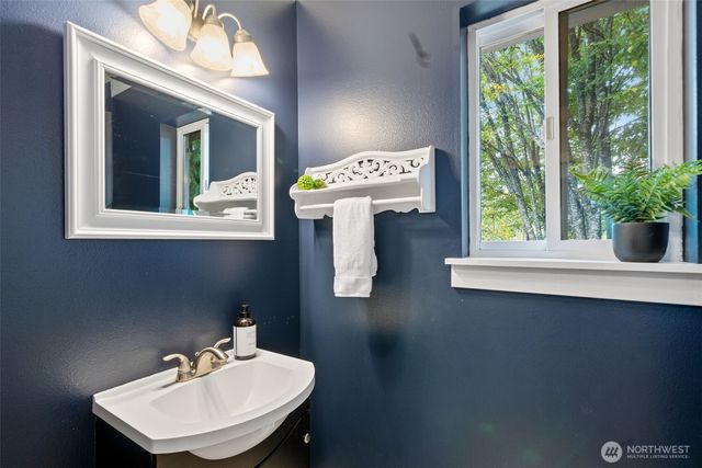 22085 Seavista Drive NE, Poulsbo, WA 98370