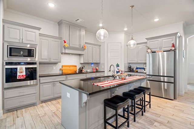 519 Stone Creek Dr, Coahoma, TX 79511