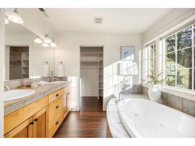 10248 Se NICOLE Loop, Happy Valley, OR 97086