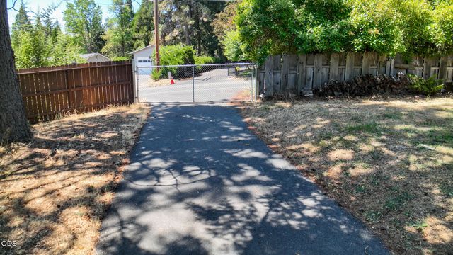 235 Larkin Road, Grants Pass, OR 97527