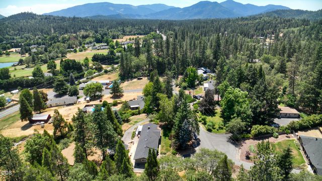235 Larkin Road, Grants Pass, OR 97527