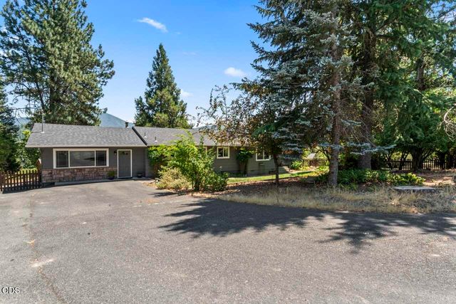 235 Larkin Road, Grants Pass, OR 97527