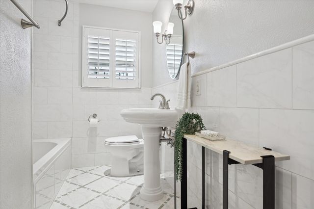 6335 Waltway Drive, Houston, TX 77008