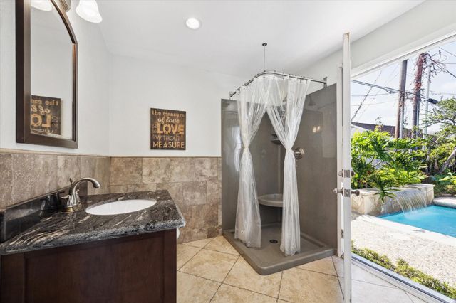 6335 Waltway Drive, Houston, TX 77008