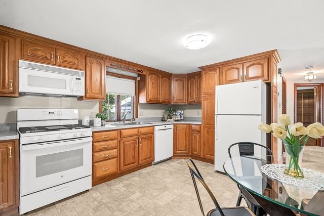 12 Leo Ave, Dracut, MA 01826