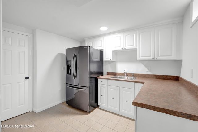 3402 Westwood Farms Dr, Louisville, KY 40220