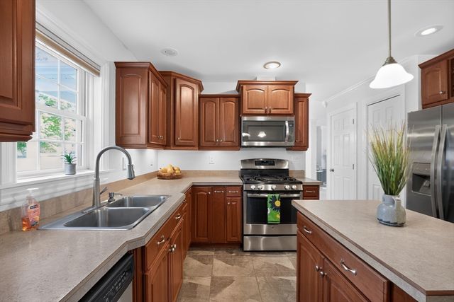 2 Leslie Court, Rockland, MA 02370