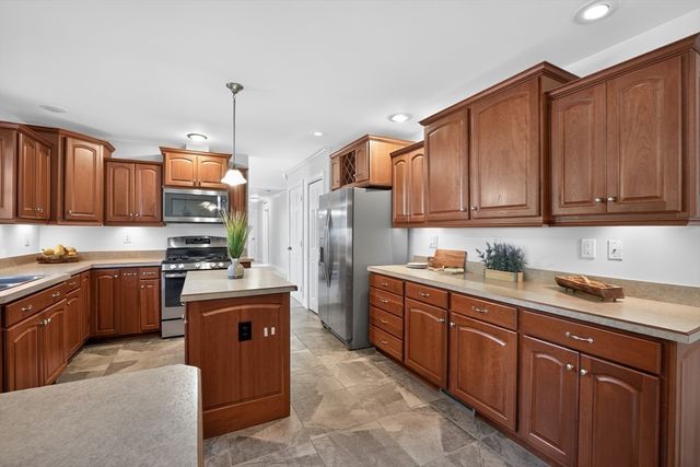 2 Leslie Court, Rockland, MA 02370