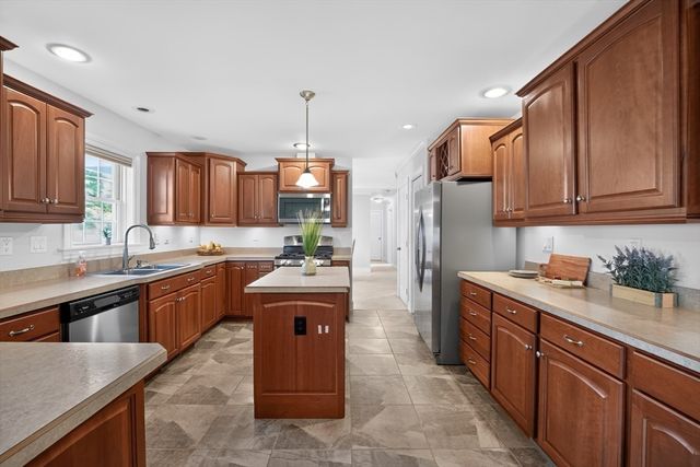 2 Leslie Court, Rockland, MA 02370