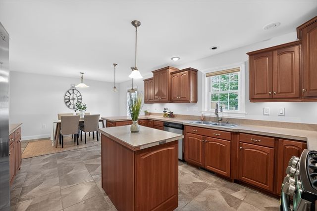 2 Leslie Court, Rockland, MA 02370