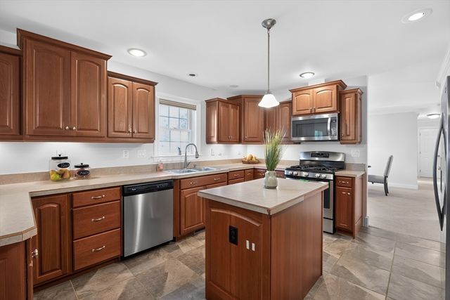 2 Leslie Court, Rockland, MA 02370