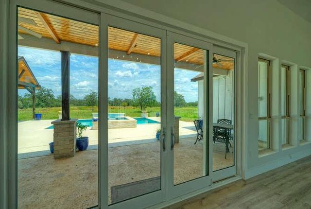 000 Patterson RD, Flatonia, TX 78941