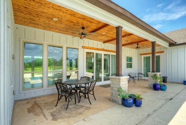 000 Patterson RD, Flatonia, TX 78941