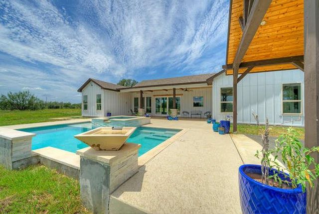 000 Patterson RD, Flatonia, TX 78941