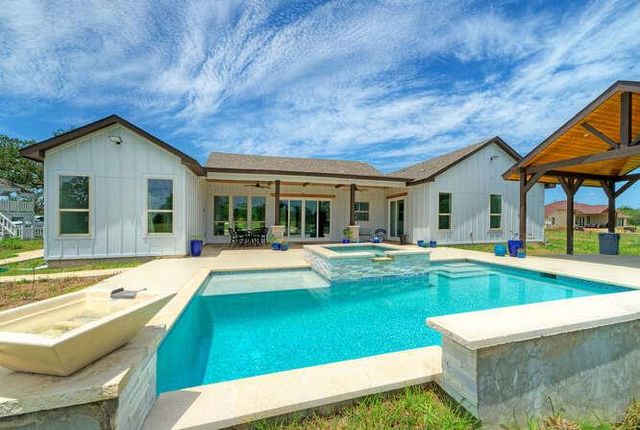 000 Patterson RD, Flatonia, TX 78941