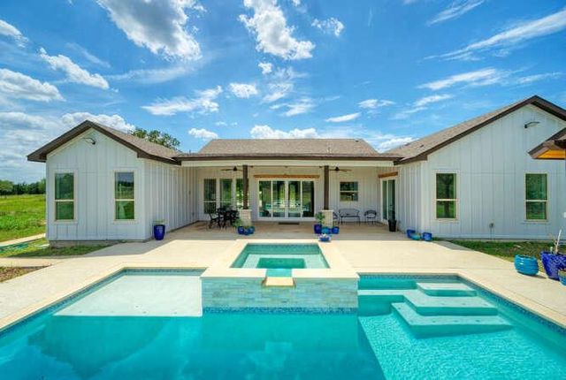 000 Patterson RD, Flatonia, TX 78941