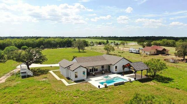 000 Patterson RD, Flatonia, TX 78941