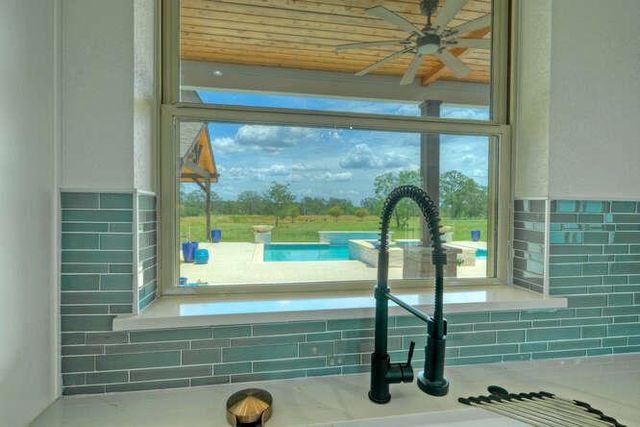 000 Patterson RD, Flatonia, TX 78941