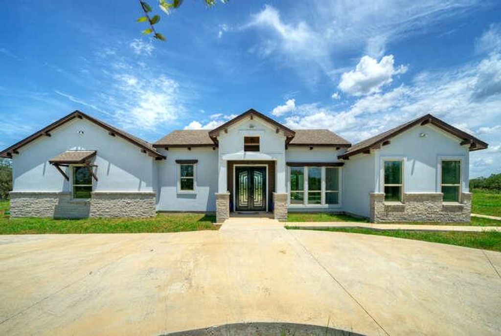 000 Patterson RD, Flatonia, TX 78941