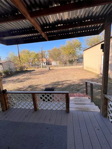 129 Roselawn Street, Coleman, TX 76834