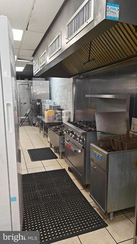 669 LONG LN, Upper Darby, PA 19082